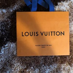 Louis Vuitton shopping bag, small paper bag 9.84”*8.27”*5.9”